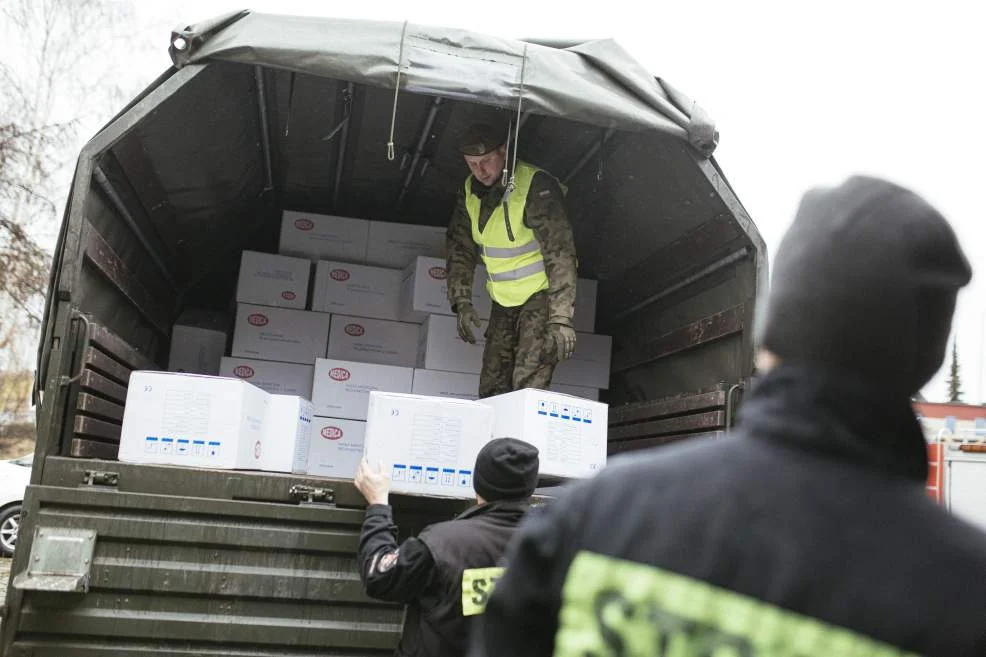 Żołnierze z wielkopolskiej „Dwunastki” dostarczają maseczki - Zdjęcie główne