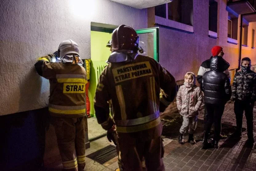 Tragedia w mieszkaniu w Jarocinie. Mężczyzna nie żyje. Kobieta w ciężkim stanie przybywa w szpitalu [ZDJĘCIA, WIDEO] - Zdjęcie główne