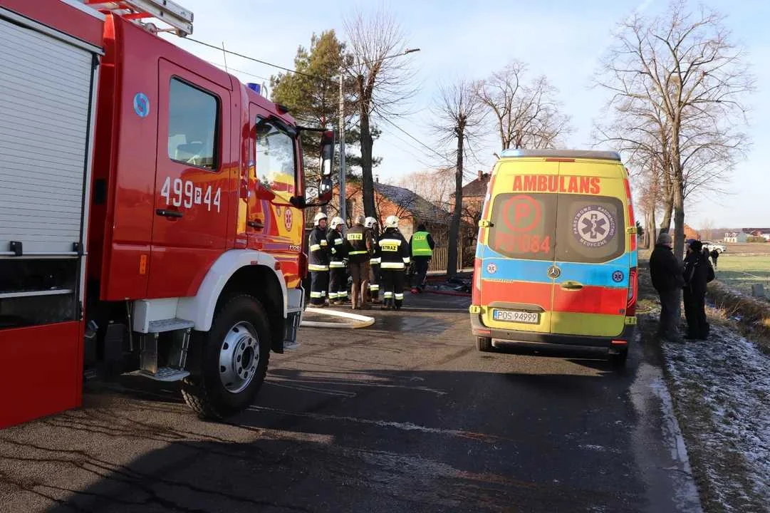 58-letni kierowca samochodu marki Fiata  zjechał na przeciwległy pas drogi i zderzył się z prawidłowo jadącym samochodem dostawczym