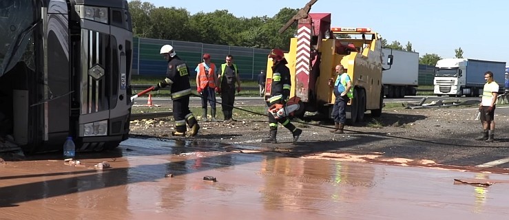 Służby zbierają czekoladę z A2 i podnoszą ciężarówkę. Właściciel cysterny przeprasza WIDEO - Zdjęcie główne