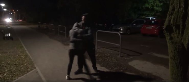Mężczyzna napada wieczorem na studentkę w parku. Wymyślili kampanię...  - Zdjęcie główne