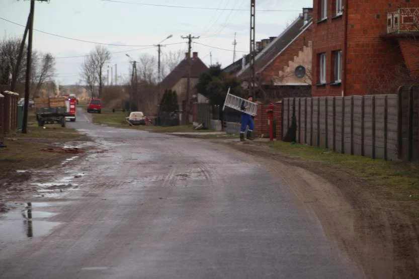 W środku nocy nad Wielkopolską przeszła silna nawałnica niszcząc i zrywając dachy budynków mieszkalnych i gospodarskich. Do akcji skierowano duże siły strażaków 