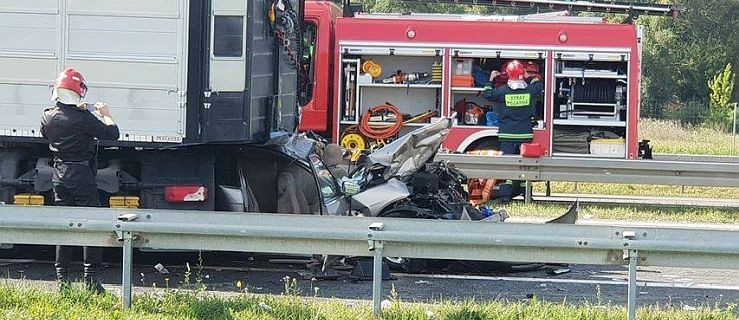 Zderzenie 3 tirów i osobówki na A2. Jeden z kierowców nie żyje - Zdjęcie główne