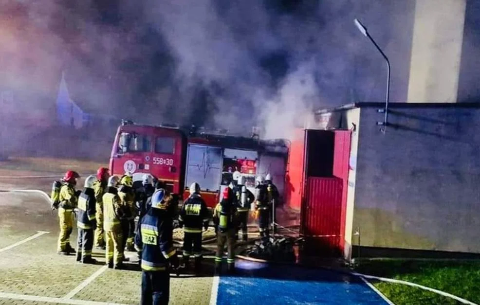 Strażacy w pożarze stracili sprzęt, wóz strażacki i remizę. Druhowie z Bądecza pilnie potrzebują pomocy  - Zdjęcie główne