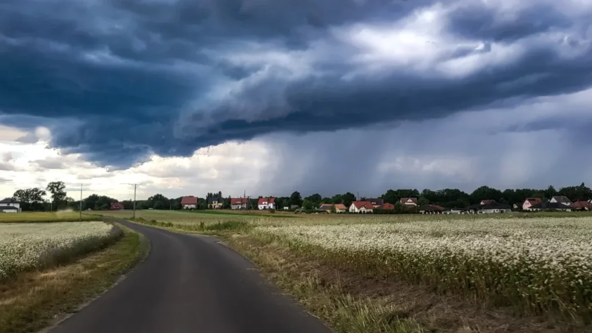 Jest alert pogodowy dla znacznej części Polski. W strefie niebezpiecznej aury są powiaty z Wielkopolski - które?