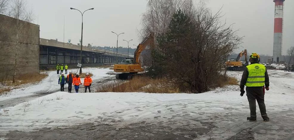 Wysadzili 85 metrowy komin ciepłowni. Zobacz ZDJĘCIA WIDEO - Zdjęcie główne