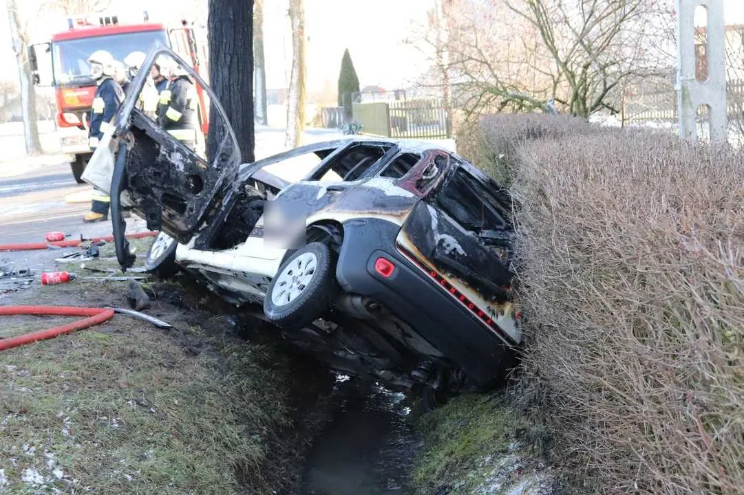 58-letni kierowca samochodu marki Fiata  zjechał na przeciwległy pas drogi i zderzył się z prawidłowo jadącym samochodem dostawczym