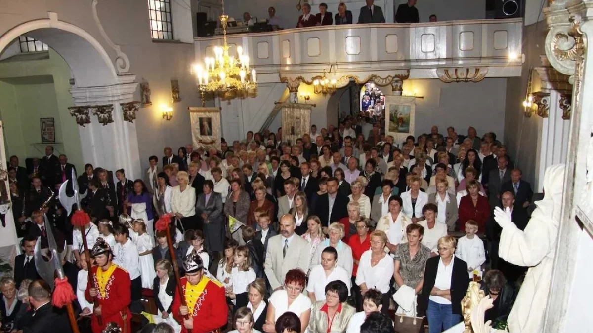 Gdy padają na twarz, w kościele zapada cisza. Niesamowita tradycja w Wielkopolsce [ZDJĘCIA]
