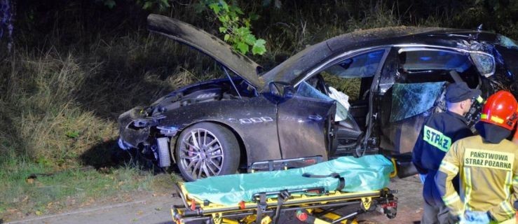 Luksusowe Maserati, w którym jechał policjant uderzyło w drzewo - Zdjęcie główne