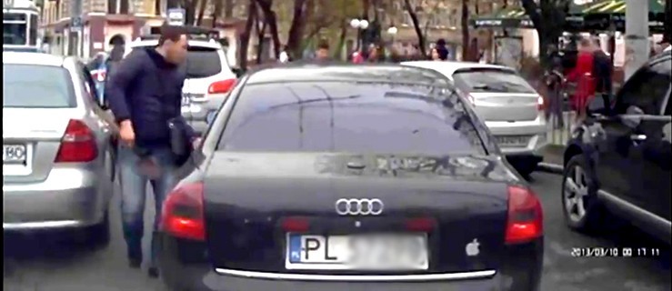 Audi z rejestracją z Wlkp. na Ukrainie. Kierowca wychodzi z saperką i…  - Zdjęcie główne