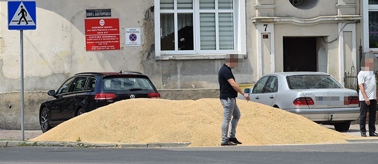 Wysypali zboże przed kancelarią komorniczą. Żart rolników? - Zdjęcie główne