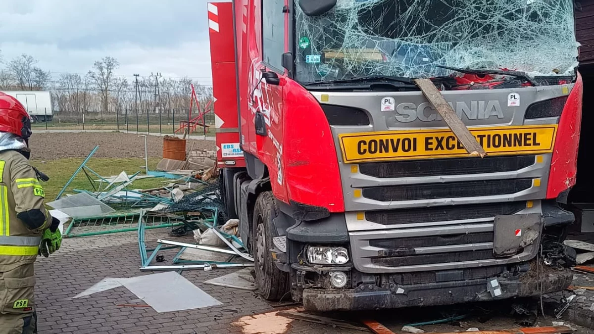 TIR wjechał prosto w prywatną posesję. Przejechał przez plac zabaw i zmiażdżył garaż