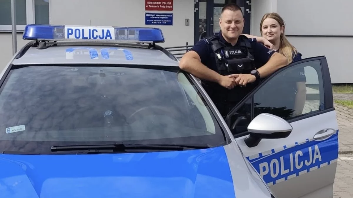 Ogień sięgał już niemal sufitu. Policjanci wyważyli drzwi i wynieśli 53-latka z budynku