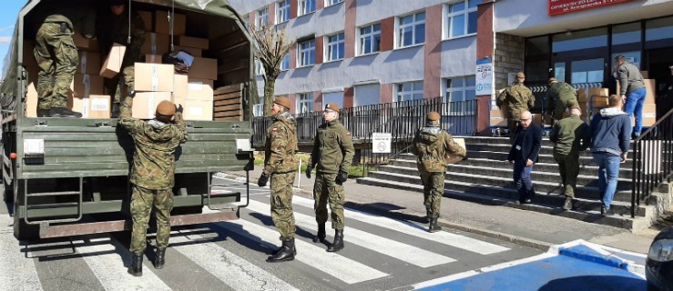 Żołnierze dostarczają leki do szpitali - Zdjęcie główne