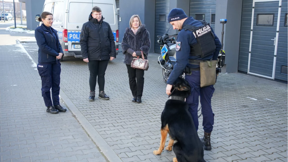 17-latek w policyjnym mundurze. Nieoczekiwany finał interwencji w pilskiej galerii handlowej - Zdjęcie główne