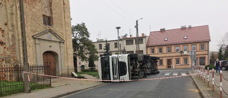 Ciężarówka leży na DK w centrum miasta. Objazdy - Zdjęcie główne