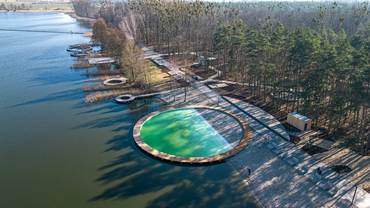 Molo, pomosty w kształcie pierścienia i podświetlany basen. Atrakcje nad Jeziorem Słupeckim [ZDJĘCIA, WIDEO] - Zdjęcie główne