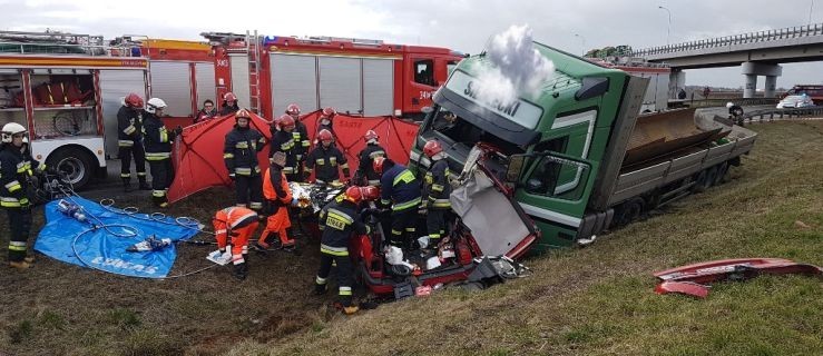 Nie żyje kierowca. Osobówka zmiażdżona przez ciężarówkę  - Zdjęcie główne