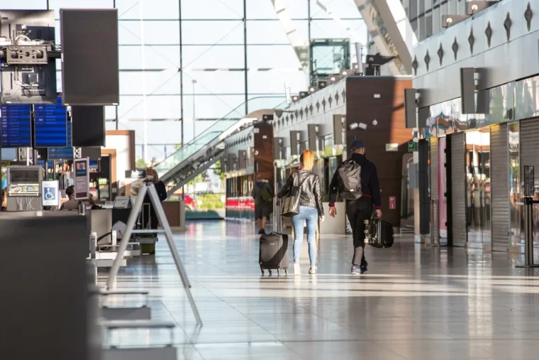 Nieważny paszport, a Ty wylatujesz na egzotyczne wakacje? Jest na to sposób - Zdjęcie główne