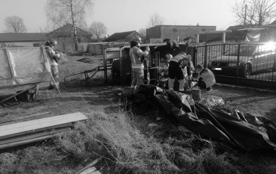 Kalisz. Pożar trawy. Gasił ogień, zapaliło mu się ubranie. Nie żyje... - Zdjęcie główne