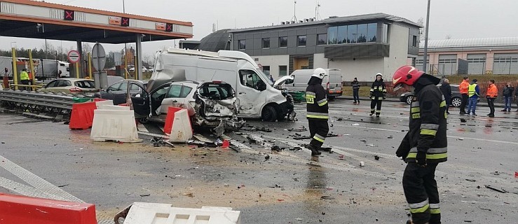 Pijany kierowca tira wjechał w osobówki na autostradzie. 10 osób rannych  - Zdjęcie główne