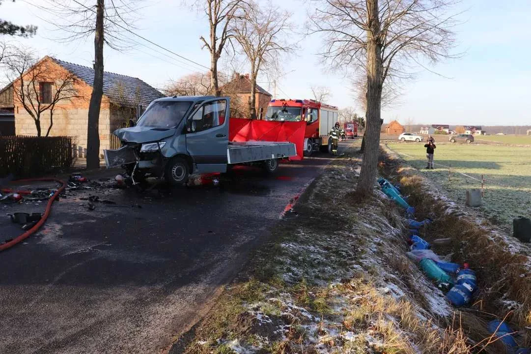 58-letni kierowca samochodu marki Fiata  zjechał na przeciwległy pas drogi i zderzył się z prawidłowo jadącym samochodem dostawczym