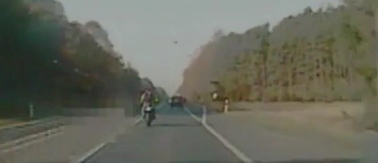 Pędził motocyklem 180 km/h. Bez prawa jazdy. Policjantom powiedział, że jedzie do... [FILM] - Zdjęcie główne