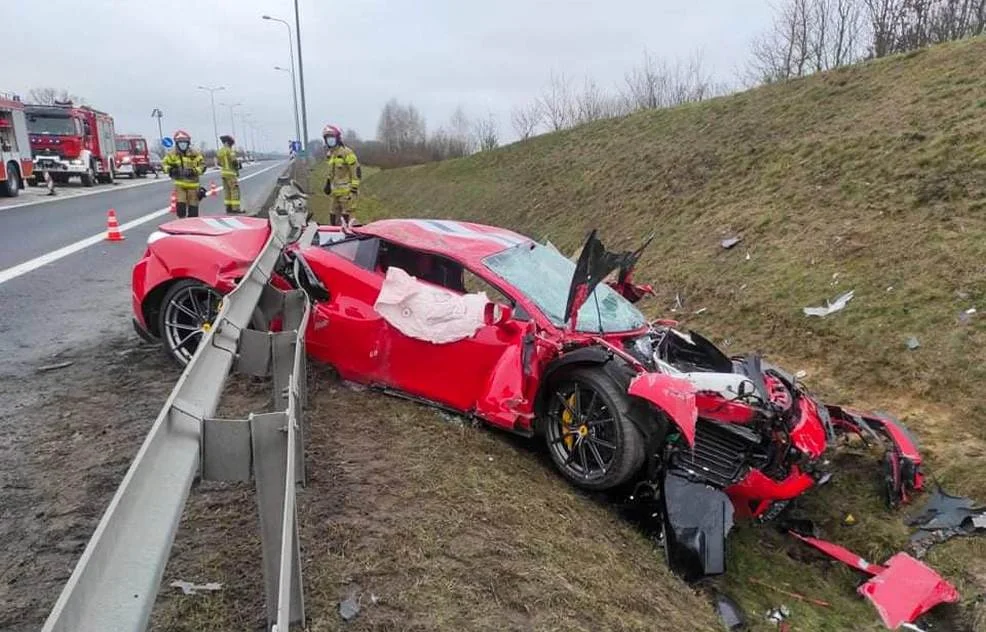 Czerwone luksusowe Ferrari wpadło w barierki na obwodnicy - Zdjęcie główne