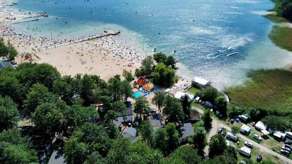 Wybierasz się nad jezioro w Skorzęcinie? Zmieniono organizację ruchu w popularnym letnisku
