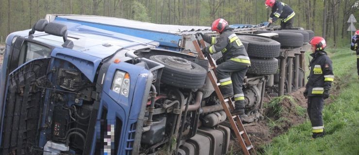 Ciężarówka z naczepą wpadła do rowu. Kierowca trafił na koleinę - Zdjęcie główne