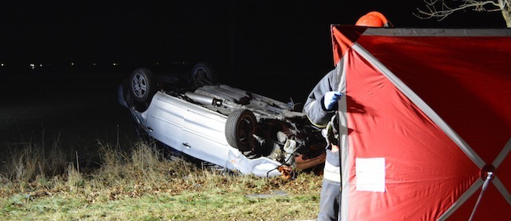 Osobówka wpadła do rowu i dachowała. Nie żyje jedna osoba - Zdjęcie główne