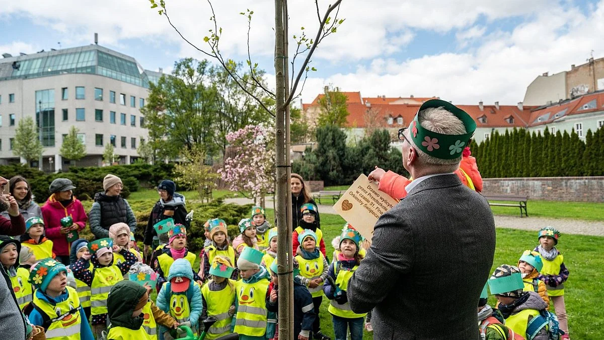 Wspólne sadzenie drzewa dla WOŚP z prezydentem Poznania - Zdjęcie główne