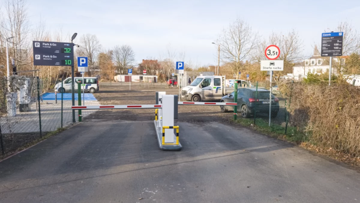 Nowy parking blisko centrum Poznania. Tańsza alternatywa dla strefy płatnego parkowania - Zdjęcie główne