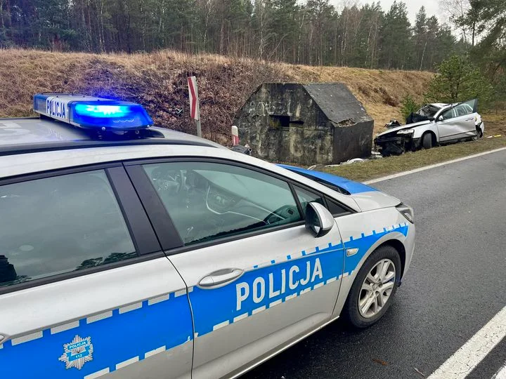 Samochód uderzył w bunkier z czasów wojny. Dwie osoby ciężko ranne - Zdjęcie główne