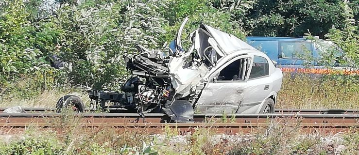 19-latka wjechała na tory. Pociąg uderzył tak mocno, że z auta wypadł silnik - Zdjęcie główne