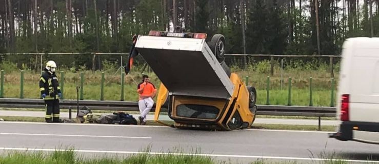 Bus dachował na A2. Auto zablokowało drogę [FOTO] - Zdjęcie główne