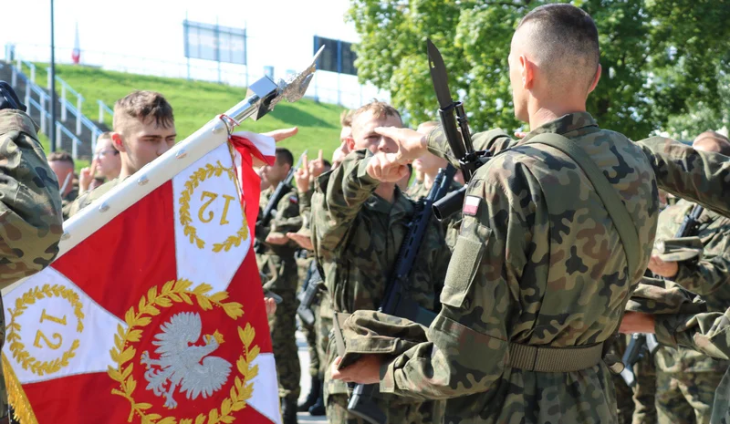 Ponad 100 wielkopolskich terytorialsów złożyło przysięgę. W Alei Gwiazd Żużla w Lesznie  - Zdjęcie główne