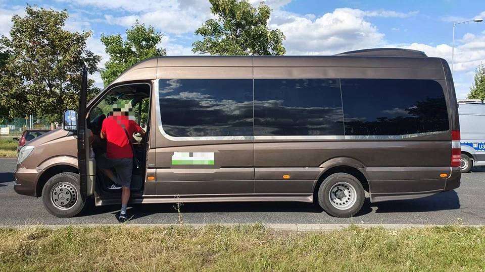 Bez uprawnień prowadził autokar. Przewoził pracowników jednej z większych, znanych firm - Zdjęcie główne