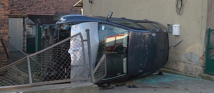 Pijany jechał z dzieckiem jak szaleniec. Auto wypadło z drogi na łuku [FOTO]  - Zdjęcie główne