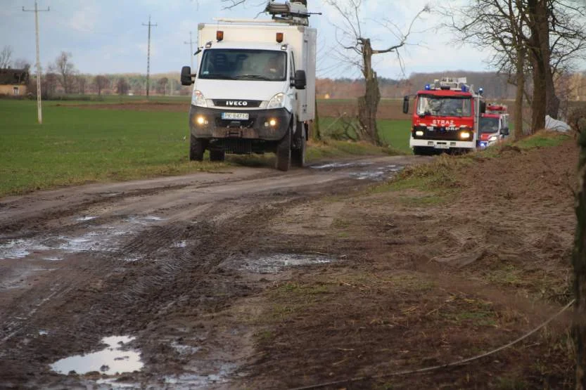 W środku nocy nad Wielkopolską przeszła silna nawałnica niszcząc i zrywając dachy budynków mieszkalnych i gospodarskich. Do akcji skierowano duże siły strażaków 