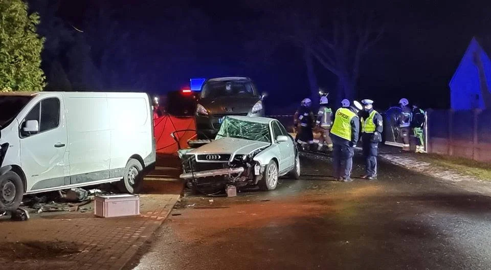 Zderzenie audi z busem w powiecie kaliskim. Dwie osoby nie żyją - Zdjęcie główne