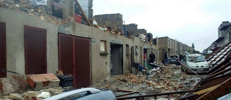 Orkan Ksawery. Dach zwalił się na domy. Mieszkańcy czekają na pomoc [ZDJĘCIA] - Zdjęcie główne