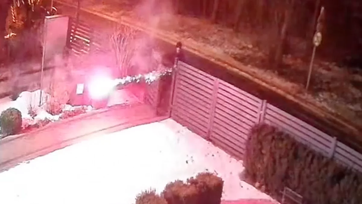 Zrobili sobie „rozrywkę” z nękania rówieśnika. Petardy, jajka i zniszczone auto