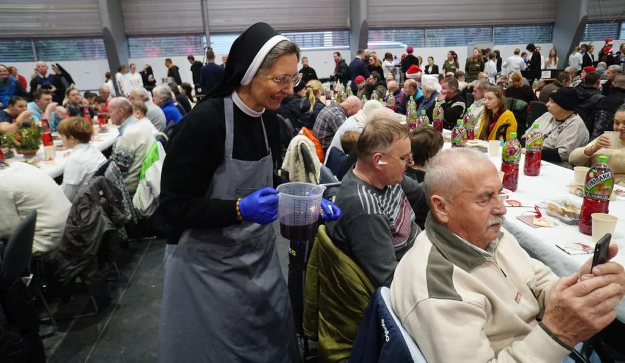 Ponad tysiąc osób usiadło do stołu podczas Wigilii Caritas w Poznaniu - Zdjęcie główne