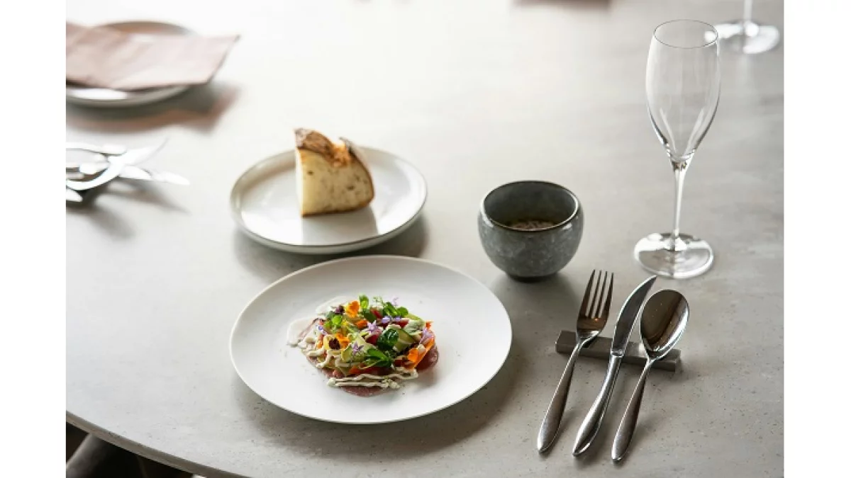 Najadł się, nie zapłacił, wybiegł z restauracji. Kelnerka ruszyła w pościg