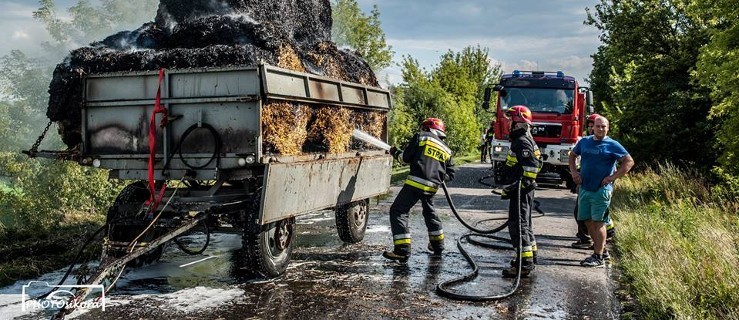 Pożar balotów na przyczepie [ZDJĘCIA] - Zdjęcie główne