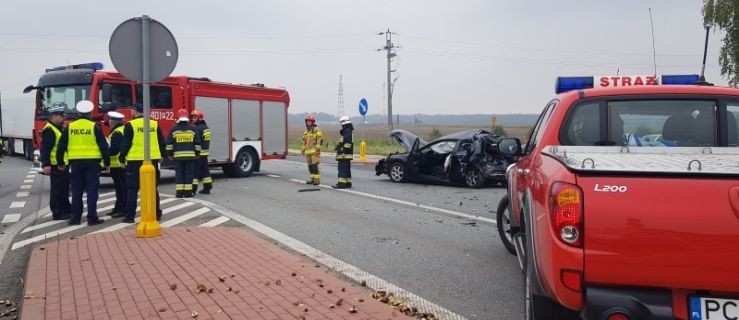 Ciężarówka uderzyła w osobówkę, a następnie w pieszych. Nie żyje kobieta [FOTO]  - Zdjęcie główne