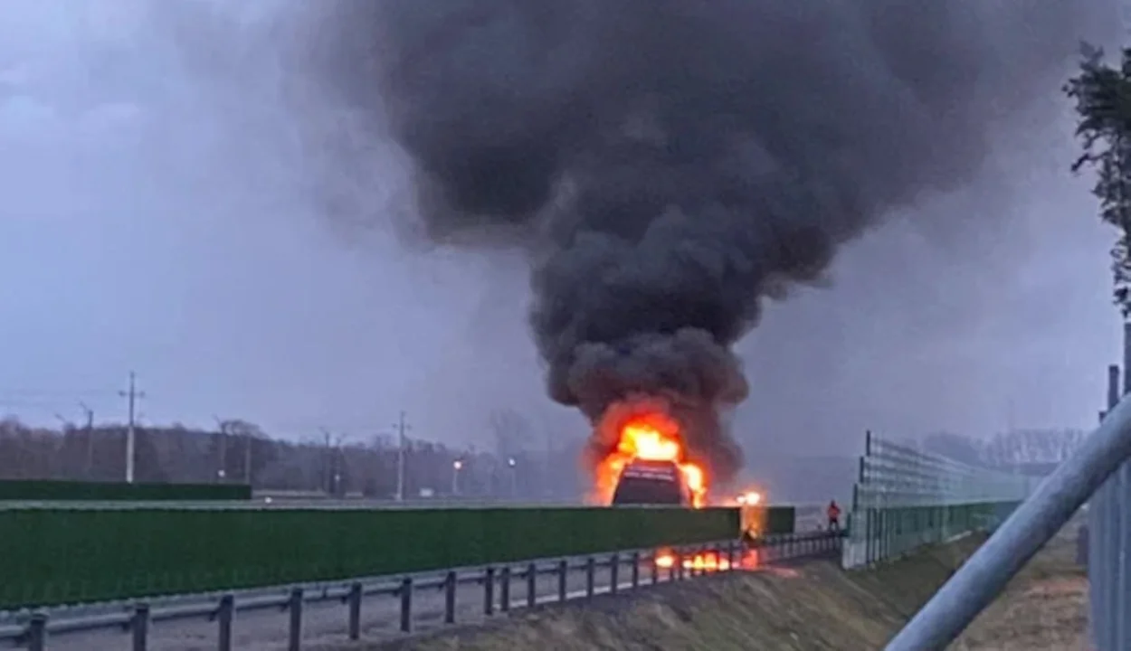 Na S5 zapalił się bus. Podróżowały nim koszykarki z Rawicza - Zdjęcie główne