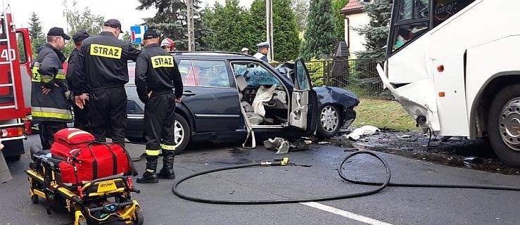 Autobus zderzył się z osobówką na DK 15 pod Jarocinem [ZDJĘCIA,WIDEO]  - Zdjęcie główne