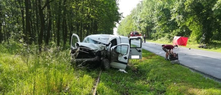 Tragiczny wypadek z udziałem 19-letniego kierowcy i motocyklisty - Zdjęcie główne